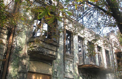 Starobylé domy jsou jako portál k jiné realitě