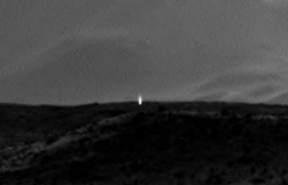 Pilíř světla v noci na Marsu