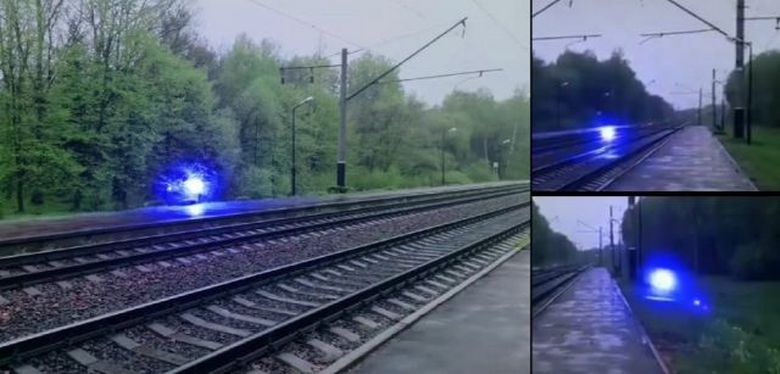 Nad železnicí letí podivná modrá světelná koule a pak exploduje.