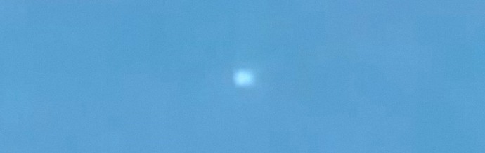 Zářící UFO a část trosky, která narazila na zem