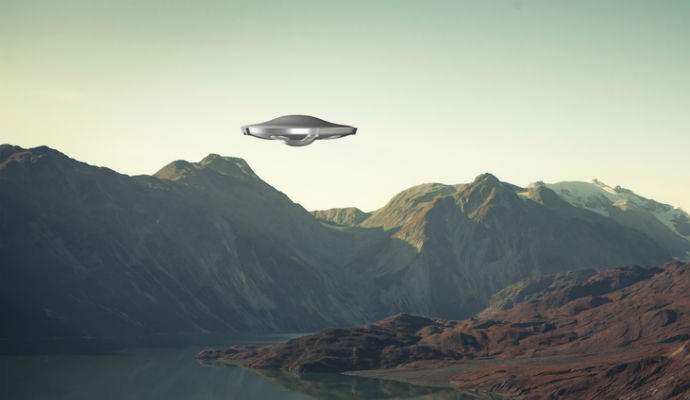 Zářící UFO nahraný přes sopku