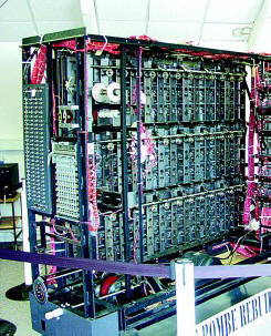 Plná a funkční kopie Bombe v Národním muzeu počítačů v Bletchley Park (UK)