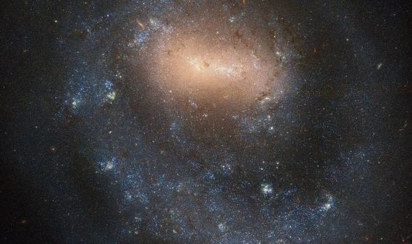 Hubblův dalekohled zachycuje „jednoramennou“ galaxii 