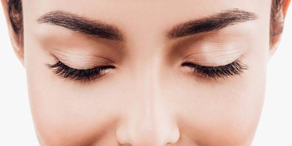 pupínek na znamení obočí 