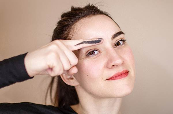 znamení pupíku na pravém obočí 