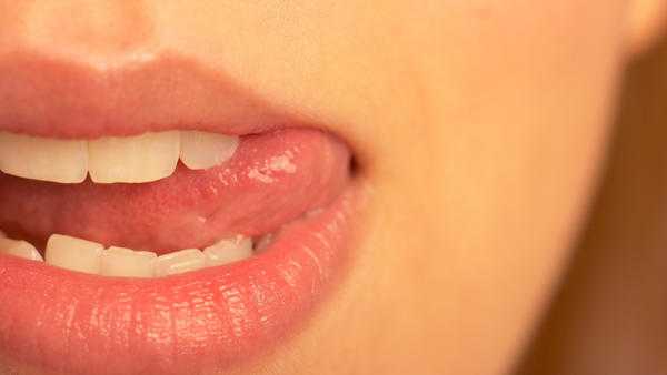 jazyk svědí na levé straně 