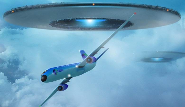 Tři světelné UFO doprovázely dopravní letadlo