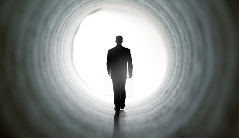 Vědci: lidská mysl zůstává aktivní i po smrti