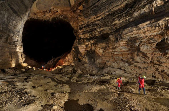 Vědci prozkoumali tajemnou jeskyni s vlastním klimatem.