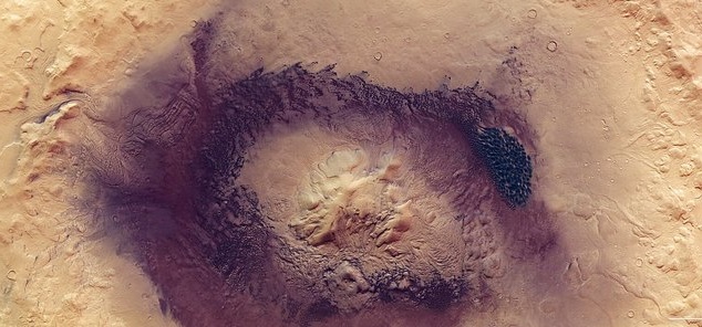 Vědci zveřejnili neobvyklý obrázek marťanského kráteru