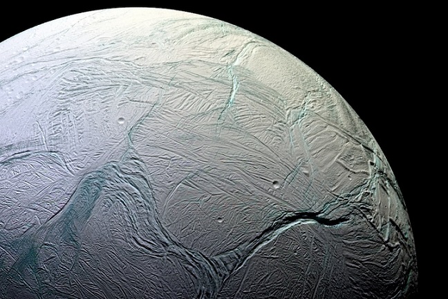 Vědci objevili, jak se na Saturnově satelitu Enceladus objevily obrovské skupiny.