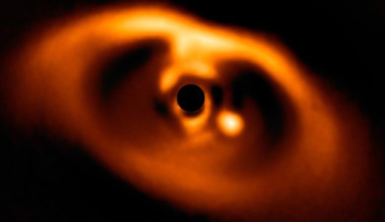 Vědci poprvé zachytili zrození planety