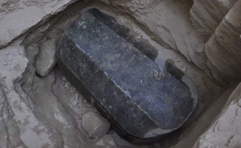 Vědci odhalili tajemný černý sarkofág v Egyptě