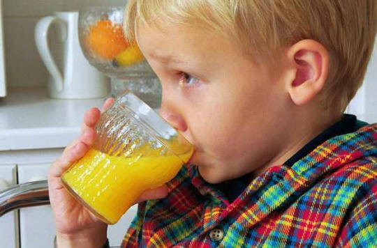 Vědci tvrdí, že šťávy jsou pro zdraví dětí špatné.