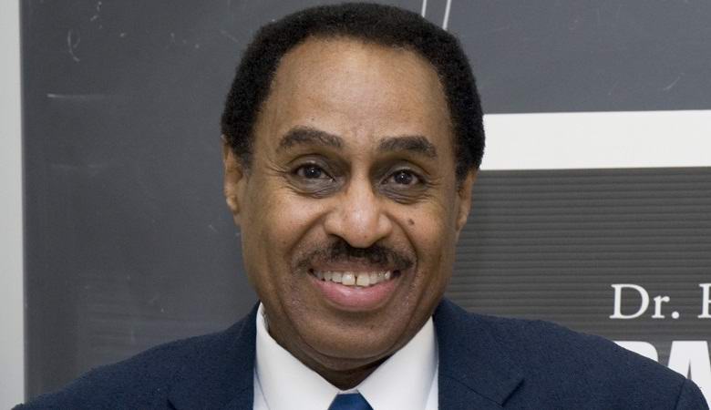 Vědec se snaží vytvořit stroj času, aby zachránil svého otce.