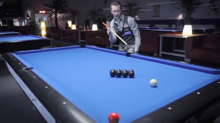 Úžasné triky s kulečníkem, které demonstrují neomezené možnosti člověka