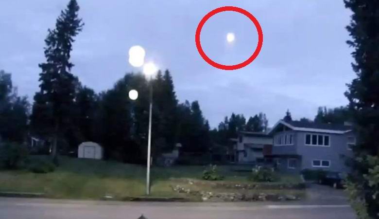 Úžasná světelná koule stoupá do nebe