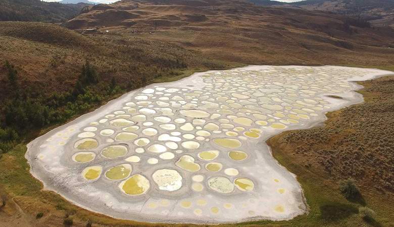 Úžasné léčivé jezero v Kanadě zcela duplikuje prostředí Marsu.