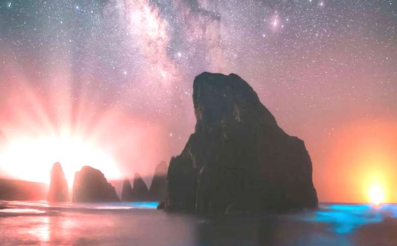 Před zemětřesením se na obloze nad Indonésií objevila úžasná záře.