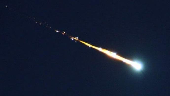 Úžasné video s meteorem letícím nad vybuchující sopkou