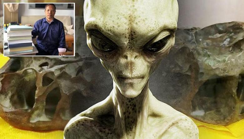 Ufaolog z Číny Li Jianmin zkoumá lebku mimozemšťana