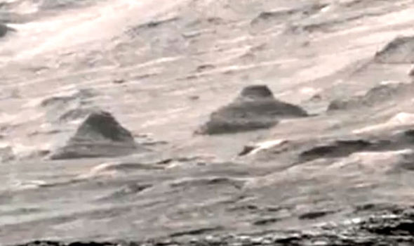 Ufologové přiměli NASA zveřejnit fotografie Marsu s pyramidami 