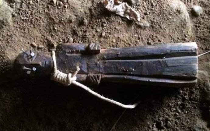 V americké jeskyni našel hroznou magickou figurku