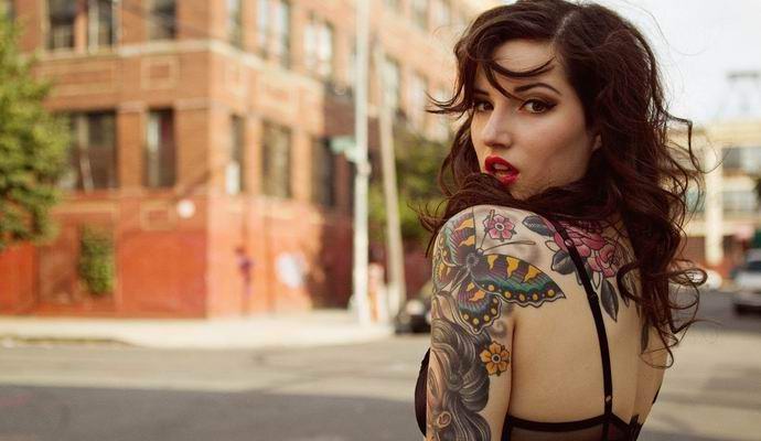 Suvenýry v podobě vyřezávané kůže s tetováním se objevily v Americe.