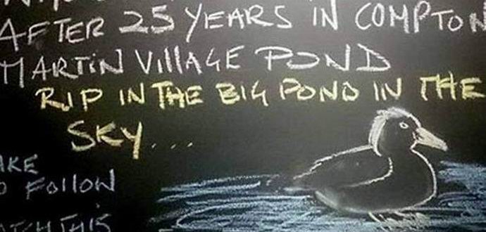 Na anglickém venkově chtějí pochovat draka s vyznamenáním