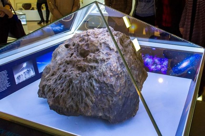 V Čeljabinském muzeu se nad fragmentem meteoritu 2013 spontánně zvedla kupole.