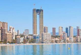 Ve Španělsku stavitelé zapomněli udělat výtah v mrakodrapu