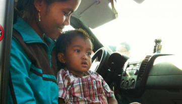 V Kambodži chodí tisíce pacientů k zázračnému dítěti, které má dar léčitele.