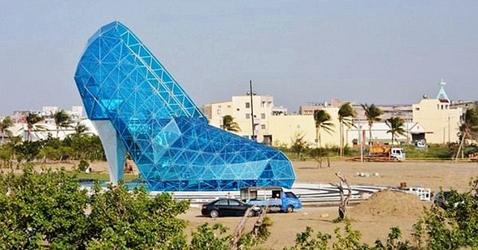 V Číně postavil jedinečný chrámový střevíček