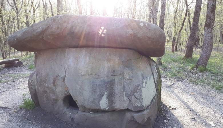 Na Krasnodarském území se dolmen mysticky rozzářil.