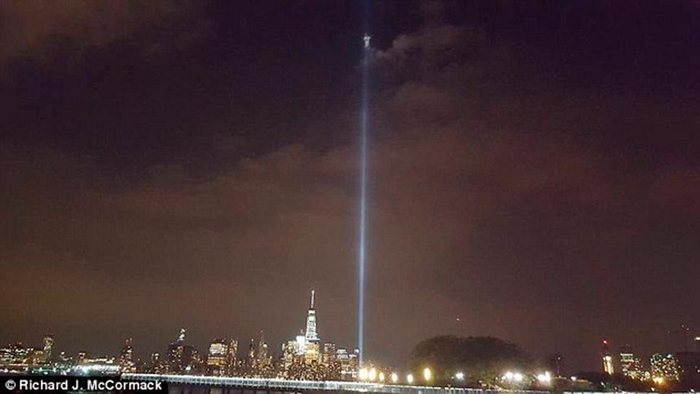 V paprscích světlometu se objevil jasný anděl.