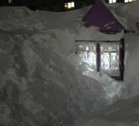 V Norilsku zasněžilo 1 patro budov, obchodů, automobilů a plížilo se do druhého patra.