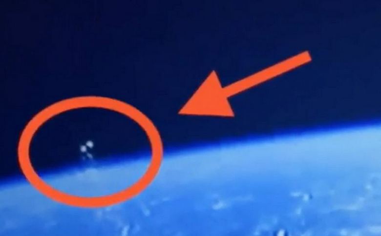 Skupina neznámých kosmických lodí spadla do objektivu kamery ISS