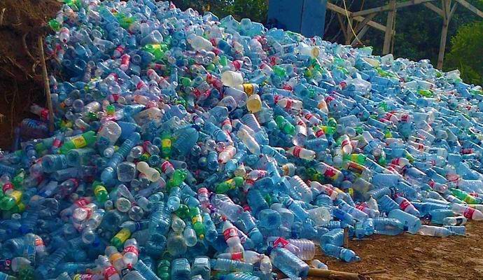 V Panamě postavte vesnici z použitých lahví