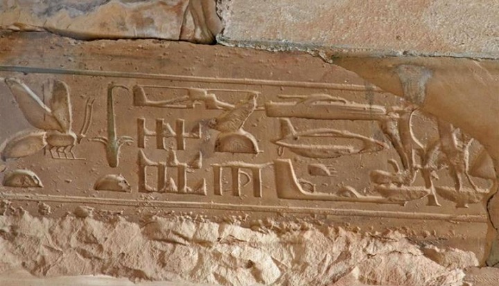 V pyramidě Cheops našel obrázky vrtulníku, tanku a ponorky