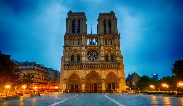 Duch byl vyfotografován dvakrát v Notre-Dame de Paris