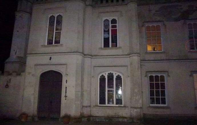 Ve Walesu je fotografován duch dítěte v okně