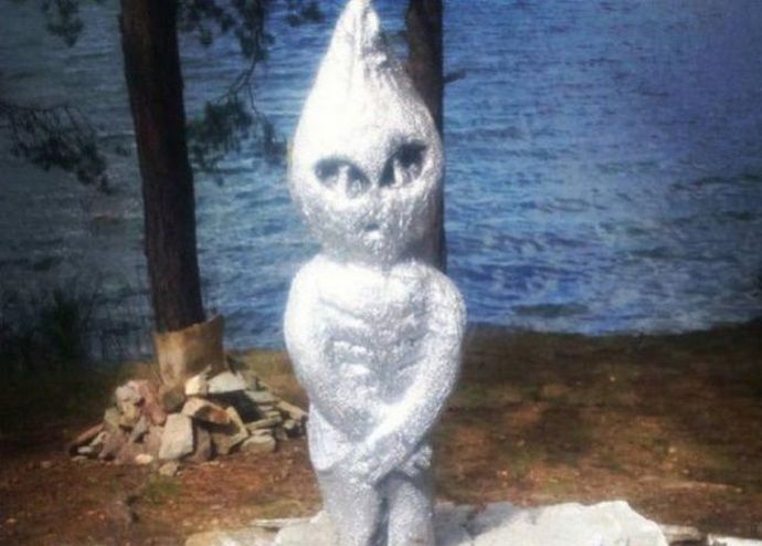 Pomník mimozemšťana zabránil vandalům něco