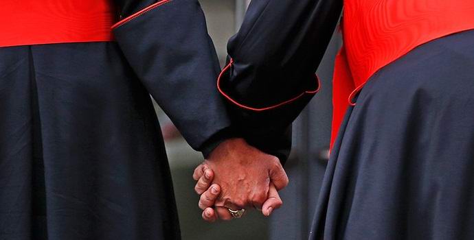 Vatikán může přijmout věřící homosexuály