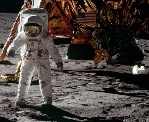 Verze: Kdo vládne pozemšťanům z Měsíce?