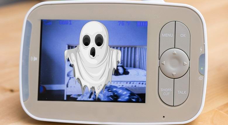 Baby monitor zachytí ducha poblíž dětské postele