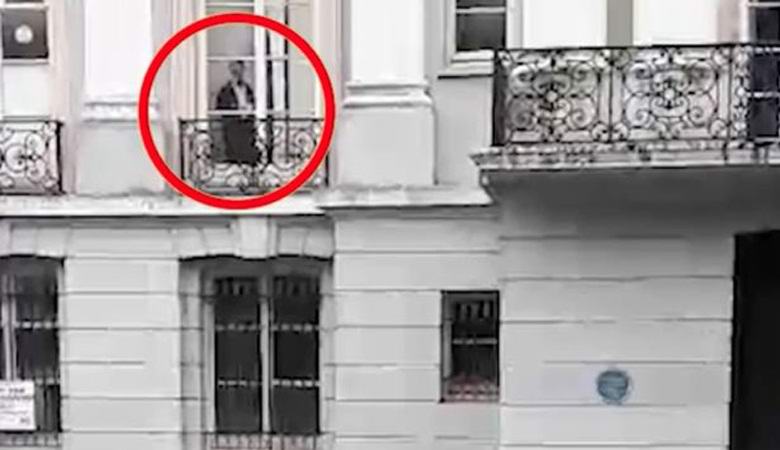 Viktoriánský duch sledoval dítě z okna