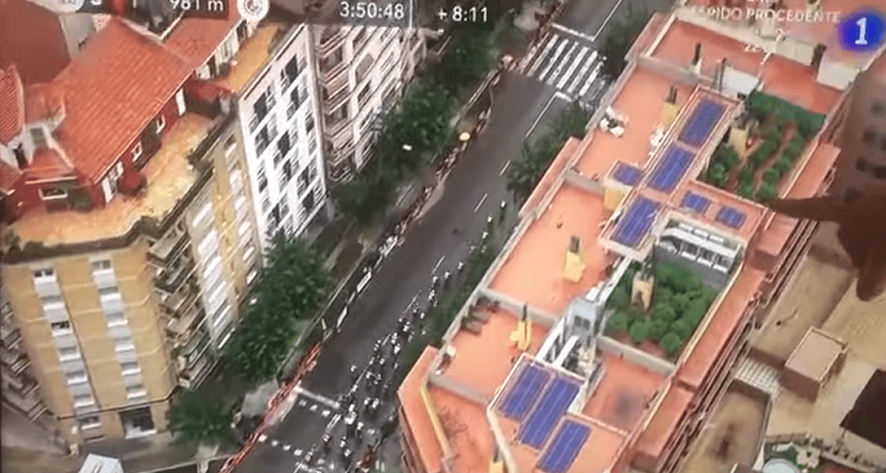Během vysílání cyklistického závodu ve Španělsku vrtulník náhodně zachytil celou plantáž konopí.