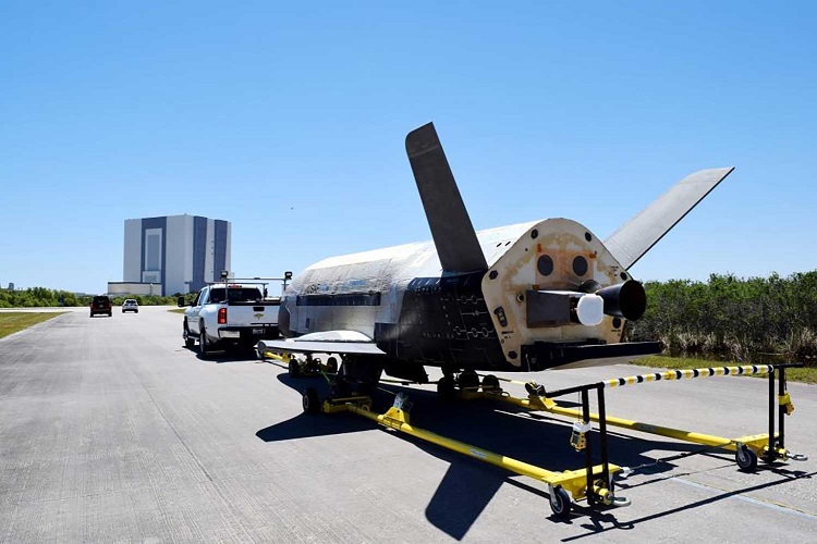 Americký vojenský raketoplán X-37B se plaví po území Ruska