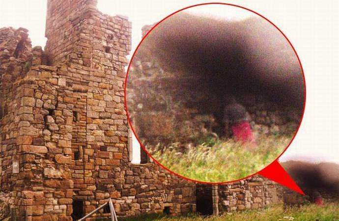 Duch putuje kolem ruin skotského hradu