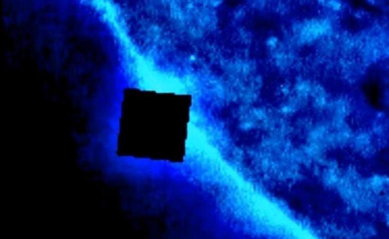 Obří kostka se znovu objeví u Slunce.